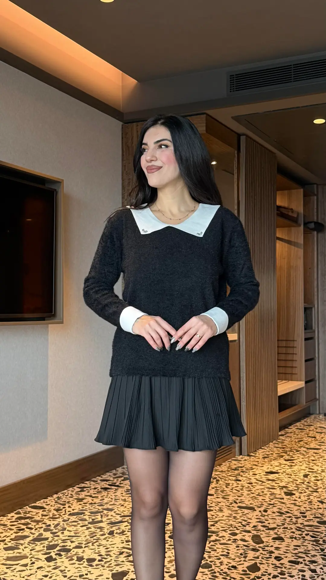 Lotta Siyah Yakalı Taş Detaylı Sakallı Bluz