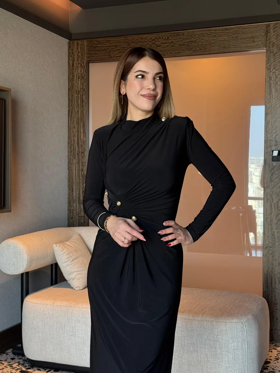 Soms Siyah Vatkalı Düğme Detaylı Elbise